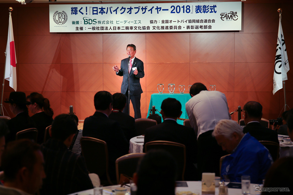 日本二輪文化協会・理事で会長の吉田純一氏。「欧米のようなバイク文化を日本で確立していきたい」と挨拶した。《撮影 小林ゆき》