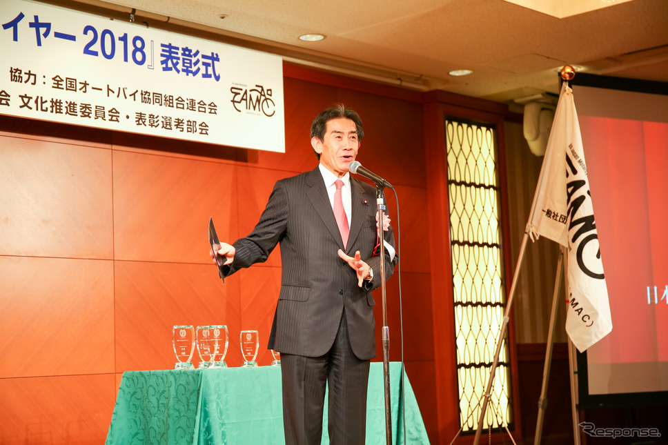 来賓として登壇した代議士で自民党オートバイ議員連盟の逢沢一郎氏。「二輪車の駐車場を増やし利便性を良くしたい。また、女性ライダーの声を大切にしていきたい。さらには欧米のようにライダーが休日に集まれるようなメッカが日本にできたらいいなと思っている」と語った。《撮影 小林ゆき》