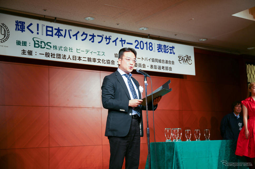 選考結果の発表は神戸情報大学院大学教授で副学長の福岡賢二氏が行った。「仕事がらアフリカに行くことが多いが、現地では偽物も横行しているので、日本のバイクメーカーの存在感を示せるようになって欲しい」と述べた。《撮影 小林ゆき》