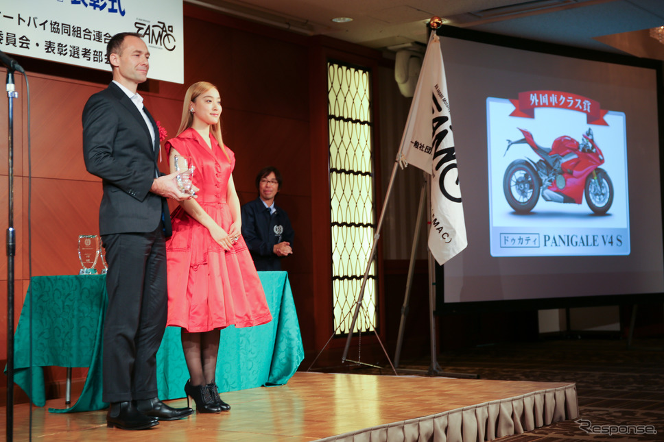 外国車クラス賞はドゥカティPanigale V4Sが選出され、ドゥカティジャパン社長のマッツ・リンドストレーム氏が受領した。リンドストレーム氏は日本語で「自分は3歳の頃からバイクに興味があったが、その頃といまではさまざまな性能が進化した。その中でノミネーションとアォードを授賞できて本当にうれしい」と挨拶した。《撮影 小林ゆき》