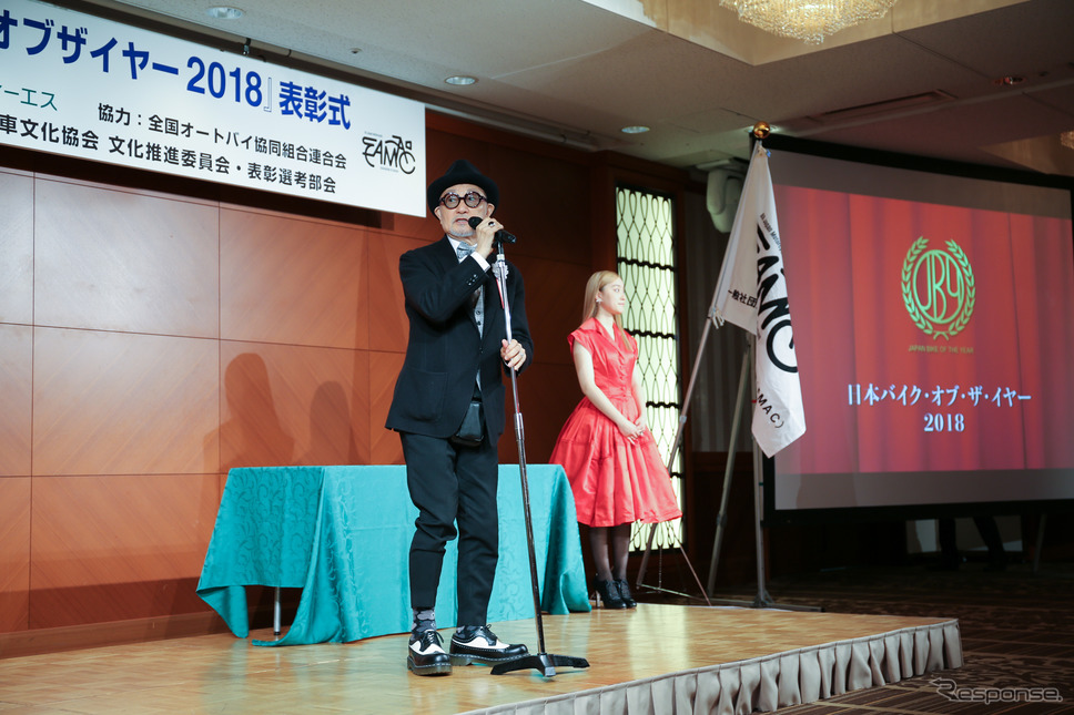日本バイクオブザイヤーのエンブレムはデザイナーのキクチタケオ氏が担当した。キクチ氏は「バイクは若いころに乗っていただが、いまでもクラシックなデザインのバイクが大好きで、いいバイクを見つけると写真に撮ってはファイルをしている」と語った。エンブレムは長年使えるように、オートバイのヘッドライトをイメージし、BOTYのロゴに月桂樹の冠を配置したという。《撮影 小林ゆき》