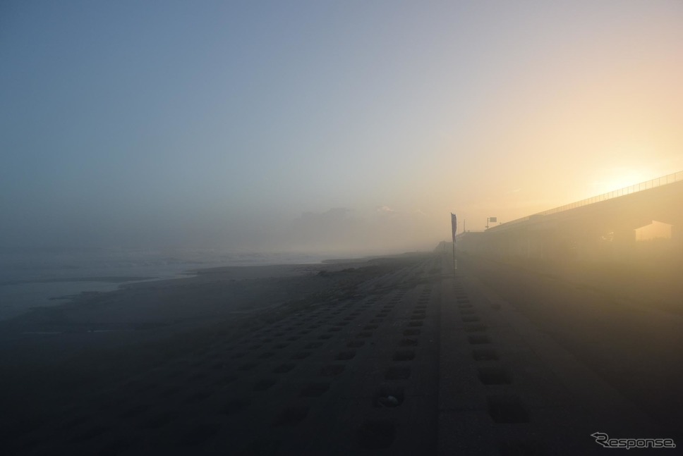 夕暮れの遠州灘に海霧が押し寄せてきた。《撮影 井元康一郎》