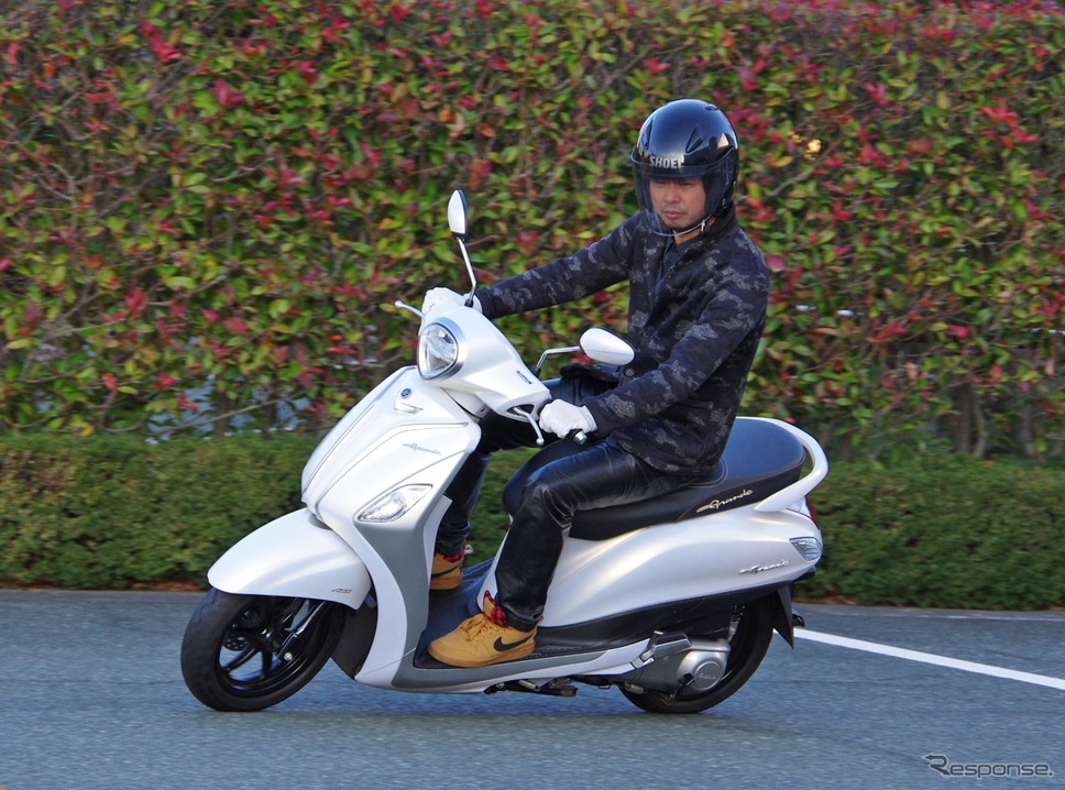ヤマハのハイブリッドスクーター「NOZZA GRANDE（ノザグランデ）」に本邦初試乗。ホンダPCXハイブリッドとの違いは　※敷地内で許可を得て走行しております《撮影 宮崎壮人》