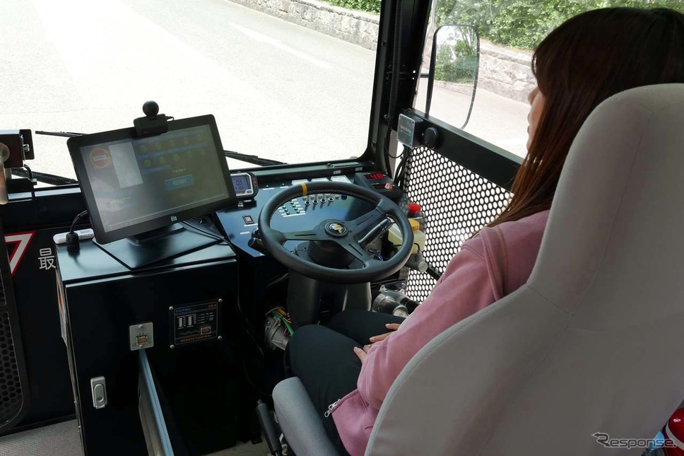 レベル3自動運転の例:群馬大学 e-COM10。障害物などがあると安全をドライバーが逐一確認する。