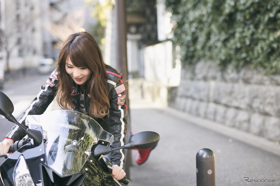 星野華さんとBMW『S1000RR』《撮影 三浦孝明》