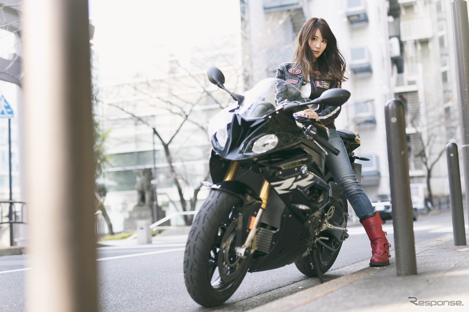 星野華さんとBMW『S1000RR』《撮影 三浦孝明》