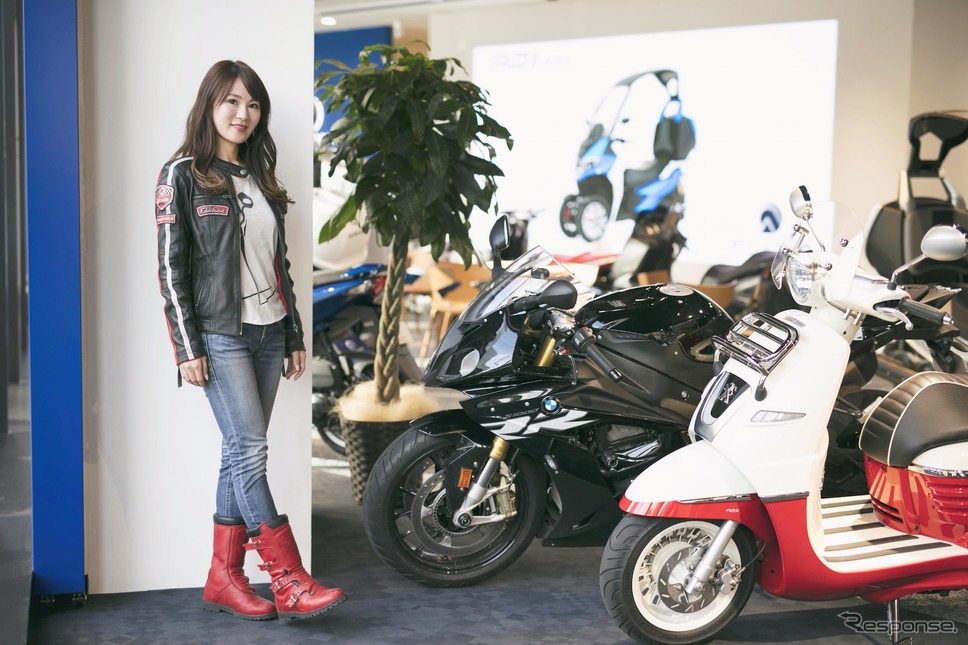 星野華さんと愛車のプジョー『ジャンゴ125エバージョンABS』&BMW『S1000RR』《撮影 三浦孝明》