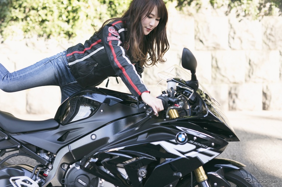 星野華さんとBMW『S1000RR』《撮影 三浦孝明》