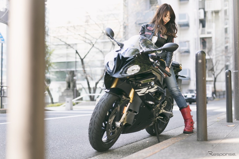 星野華さんとBMW『S1000RR』《撮影 三浦孝明》