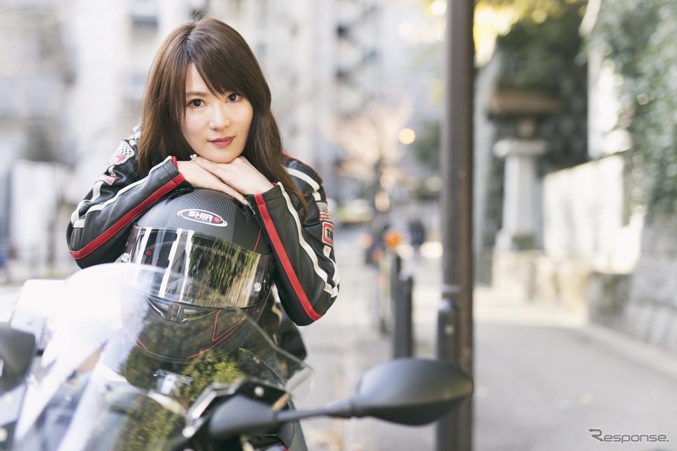 星野華さんとBMW『S1000RR』《撮影 三浦孝明》