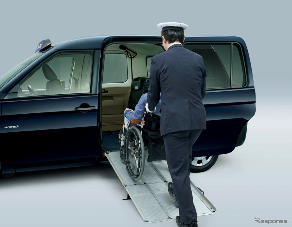ジャパンタクシーの車いす用スロープ