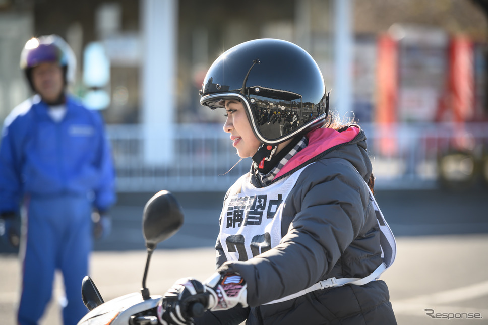 原付で8の字を練習する一ツ山里紗さん。《撮影 安井宏充》