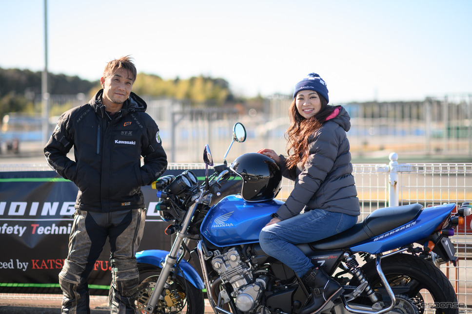 ミニ・ユニバース千葉の一ツ山里紗さんと「STE RIDING SCHOOL」を主催するレーシングライダー藤原克昭さん。《撮影 安井宏充》