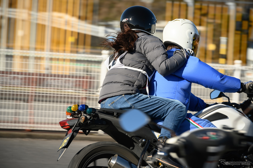 教官の後ろに乗せてもらい、バイクの挙動を体験する。《撮影 安井宏充》