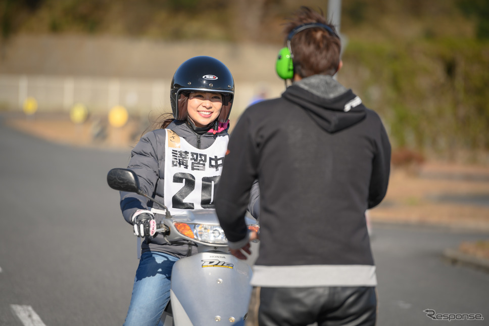 みんなに連なってスラロームレッスンをする一ツ山里紗さん。《撮影 安井宏充》