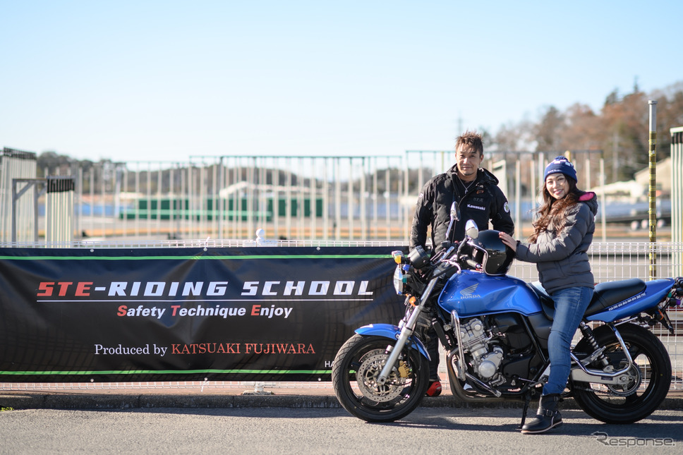 ミニ・ユニバース千葉の一ツ山里紗さんと「STE RIDING SCHOOL」を主催するレーシングライダー藤原克昭さん。《撮影 安井宏充》