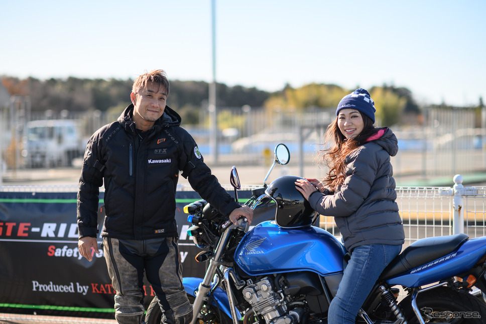 ミニ・ユニバース千葉の一ツ山里紗さんと「STE RIDING SCHOOL」を主催するレーシングライダー藤原克昭さん。《撮影 安井宏充》