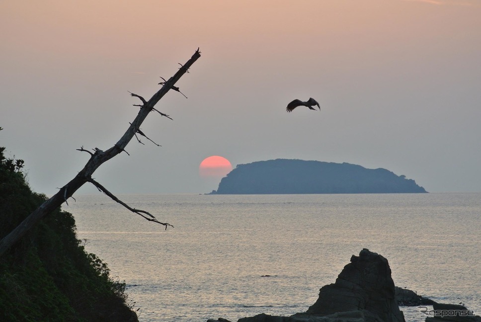 山口・宇田郷にて、日本海に沈む夕日をついでに記念撮影。《撮影 井元康一郎》