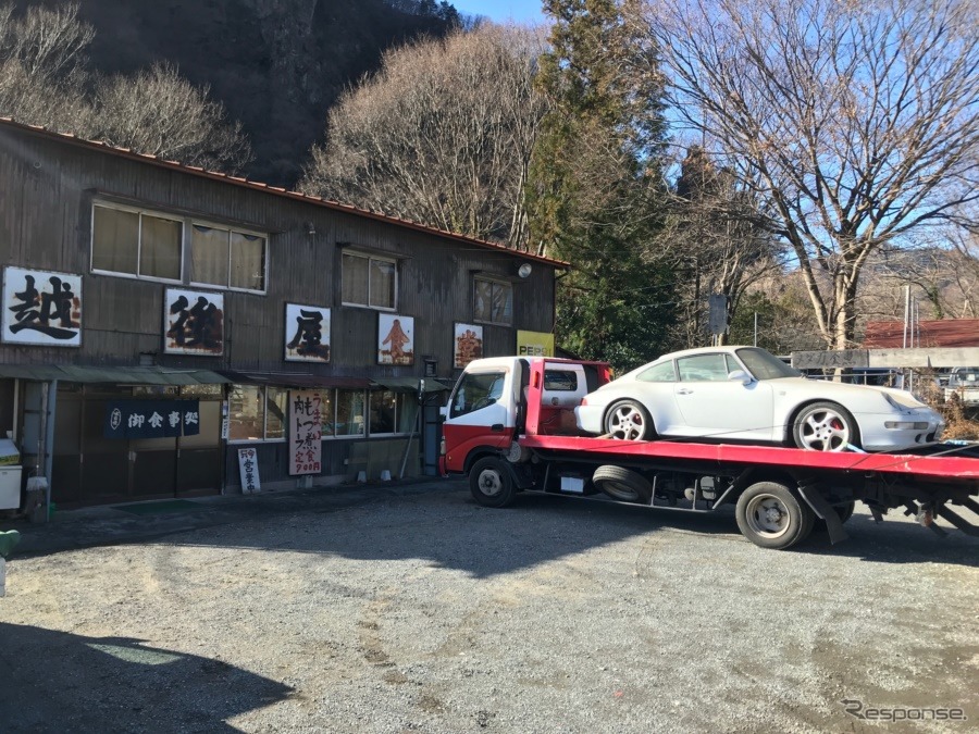 年季の入った店舗の前にクルマを並べ食事をする。《撮影 中込健太郎》