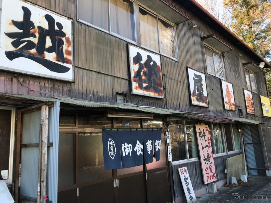 前から気になっていた看板。お店を切り盛りするのは80代のご夫婦だ。《撮影 中込健太郎》