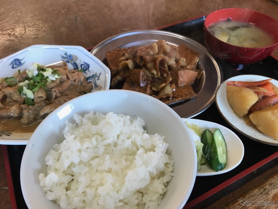 選ぶのがむつかしい肉豆腐ともつ煮。セットの定食という手があった。人気メニューだという。《撮影 中込健太郎》
