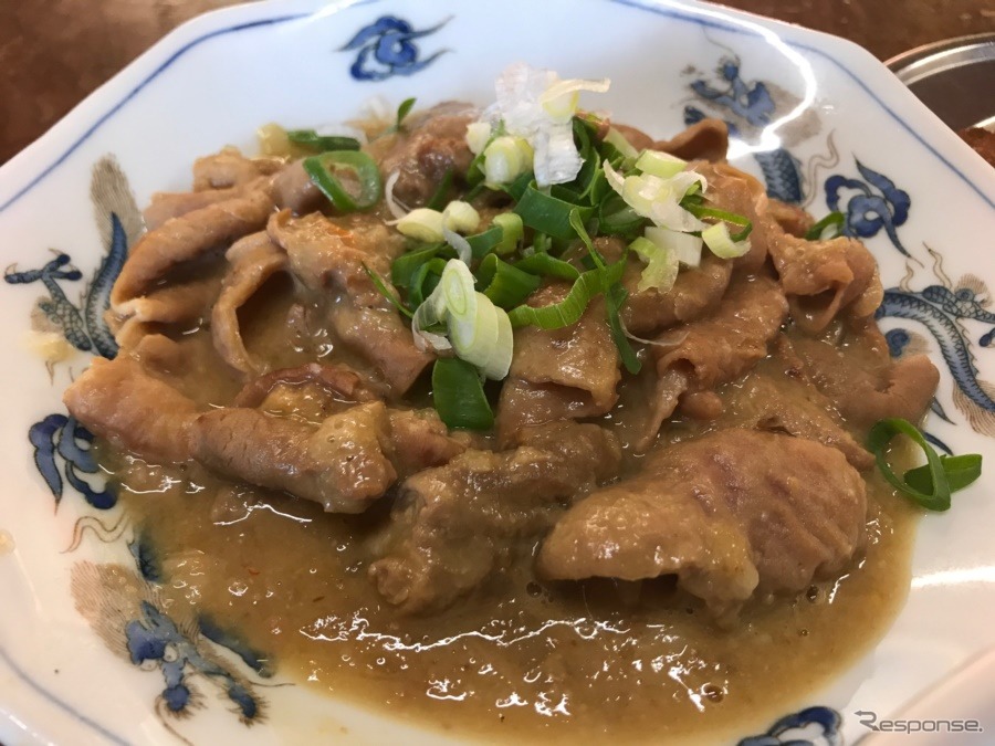 煮込まれたもつ煮。一味唐辛子を振って食べれば、寒い時期もうれしい。《撮影 中込健太郎》