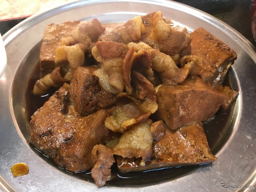 濃いめに煮込まれた肉豆腐。もつ煮とも味のコントラストも絶品だ。つい飯が進む。《撮影 中込健太郎》