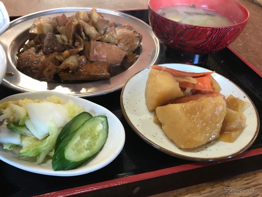 小皿に盛られたお新香、肉じゃが、素朴なみそ汁。脇役の役者ぶりもうれしいものだ。《撮影 中込健太郎》