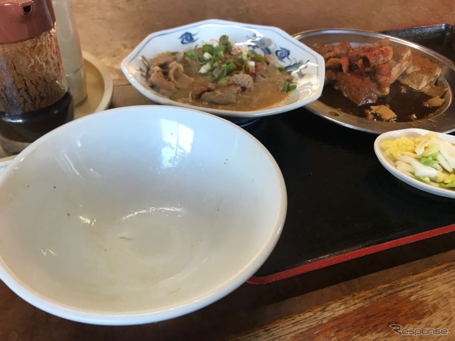 ついつい勢いがついてしまって、ごはんを食べ進めるペースが狂う。お代わりをしてしまった。「そりゃ新米だから。美味しいよね。」とご主人が教えてくれた。恵みの秋に感謝。《撮影 中込健太郎》