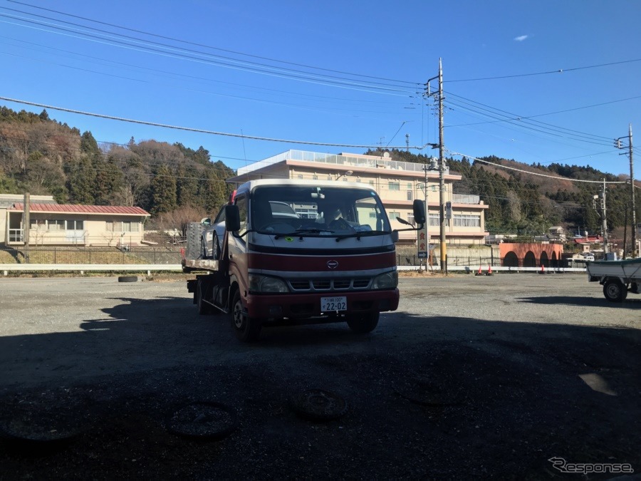 食事をしていると続々とお客さんが入ってくる。「あのトラックのお客さんは二日にいっぺんくらい寄ってくれるんだ。」地元や、頻繁に通る人に愛される味。是非また寄りたい。《撮影 中込健太郎》