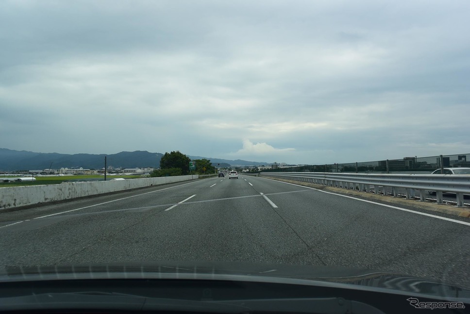 九州自動車道を走行中。こういう良路の高速クルーズは得意科目だ。《撮影 井元康一郎》