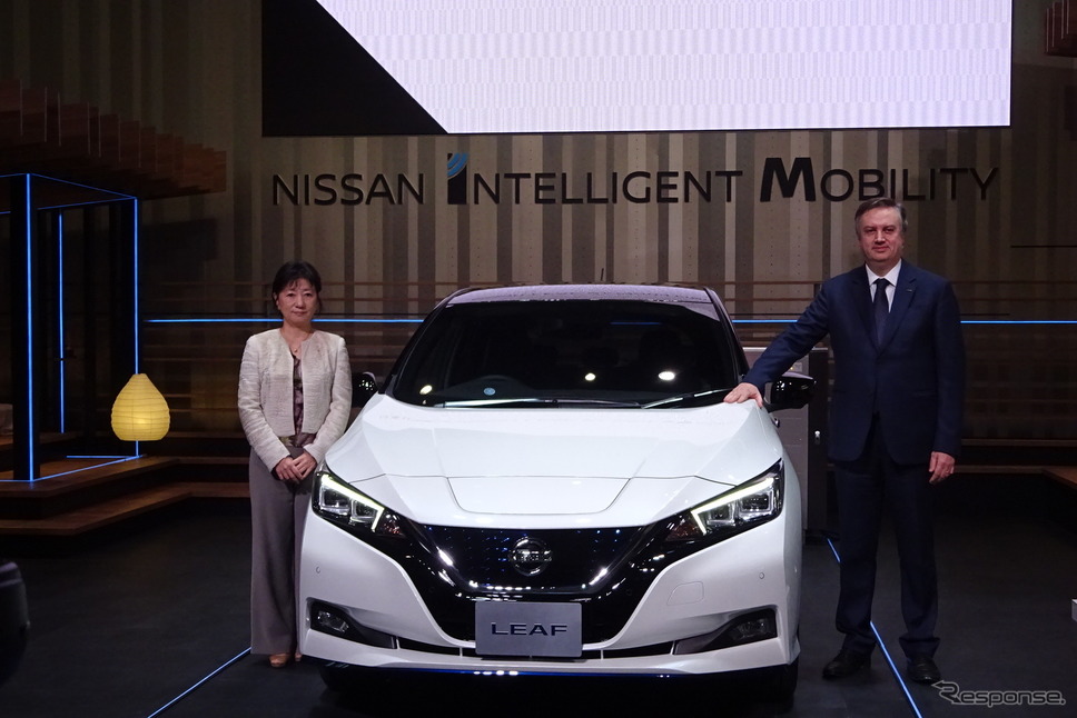 日産 リーフe+とスキラッチ副社長および星野専務執行役員《撮影 池原照雄》