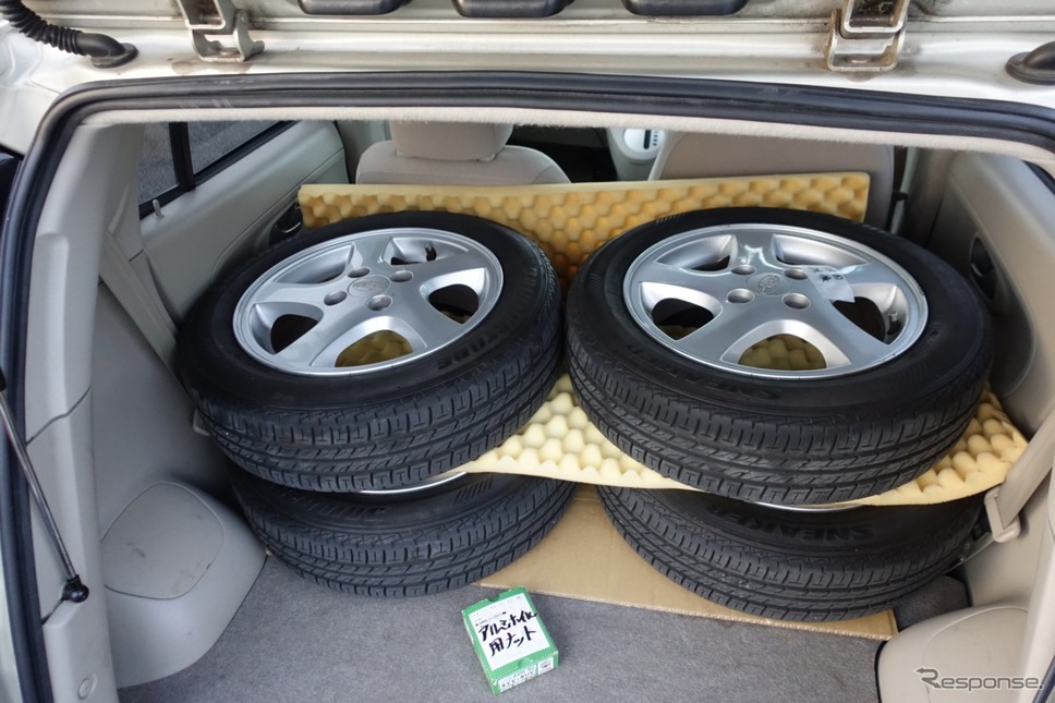 丁寧に荷造りされサマータイヤも積まれていた。《撮影 中込健太郎》