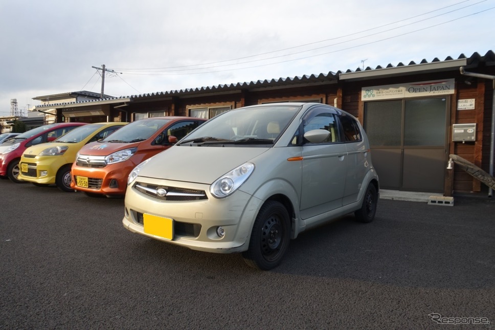 神奈川県からこの日届いたスバルR2。まだ2万キロ少々の距離浅な一台だ。《撮影 中込健太郎》
