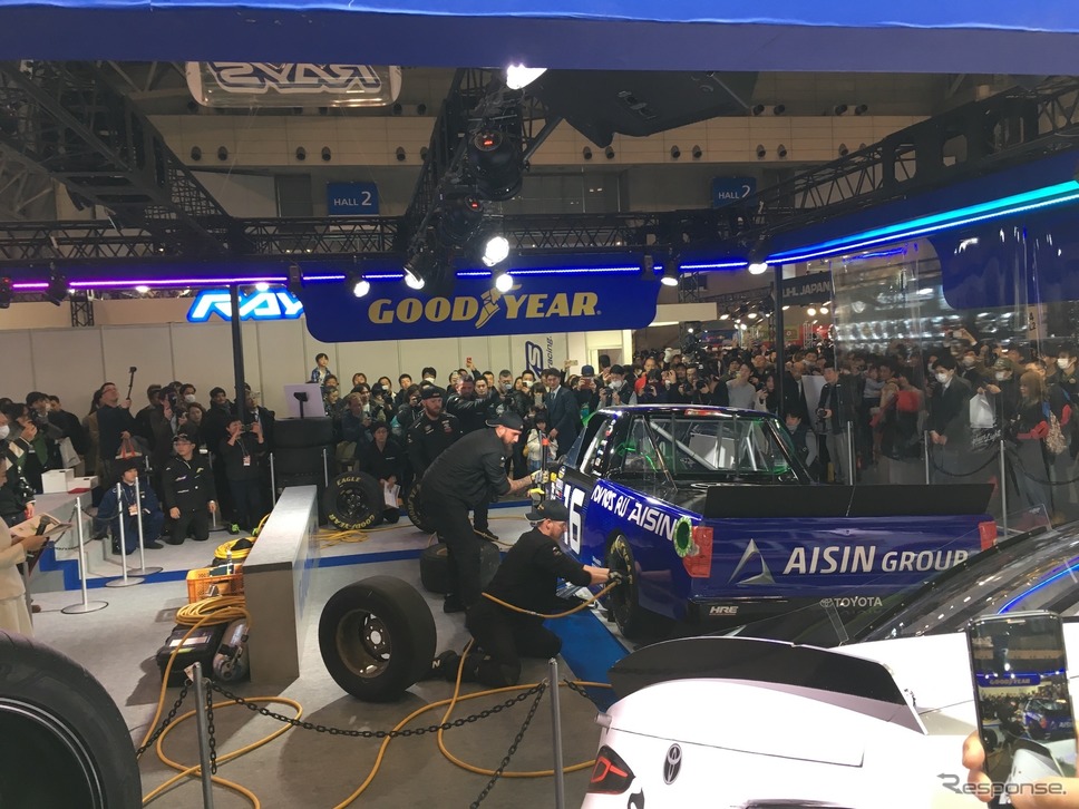 東京オートサロン2019 グッドイヤーブース Hattori Racingピットスタッフによタイヤ交換作業《撮影 松崎祐子》