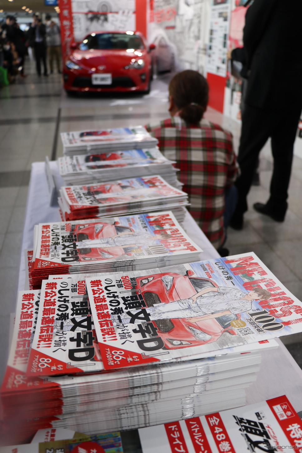 会場前ではさらにファンを獲得しようとガイドブックも配布された。《撮影 中込健太郎》