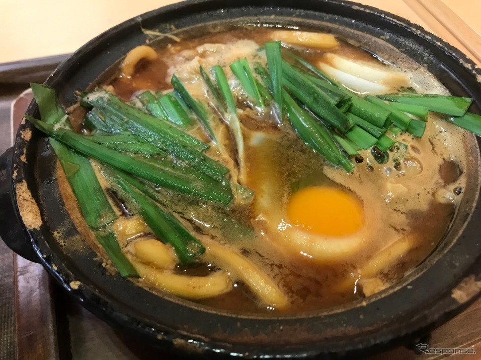 三重県四日市市のEXPASA御在所だが、味噌煮込みうどんはじめ名古屋メシも充実だ。《撮影 中込健太郎》