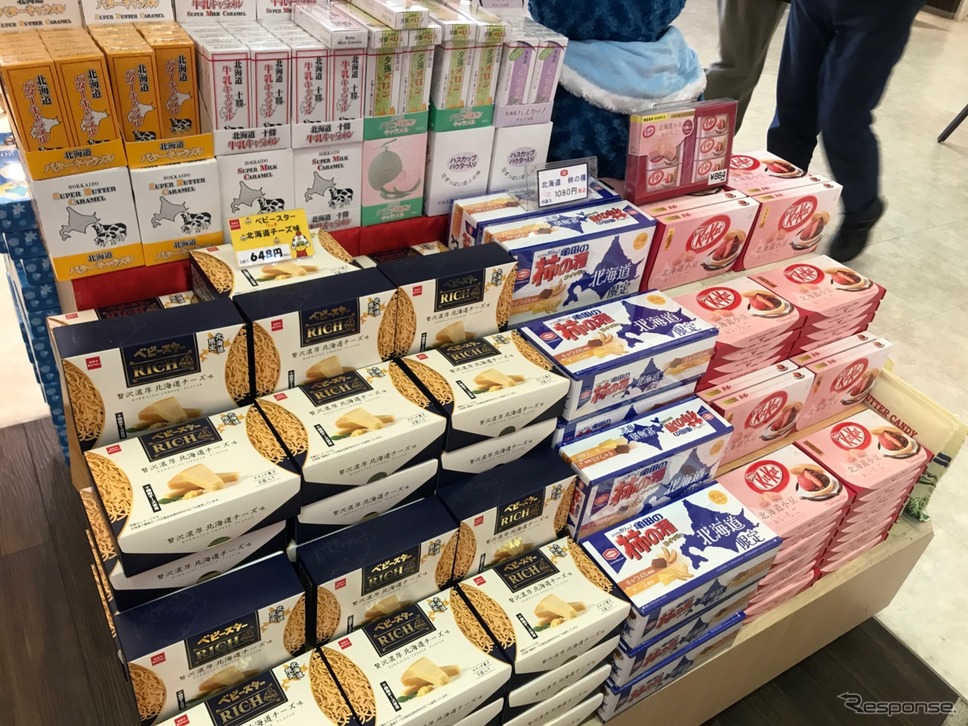 他バター飴や夕張メロン関連のお菓子など、北海道土産の定番が多数NEXCO中日本のSAPAに並ぶ。《撮影 中込健太郎》