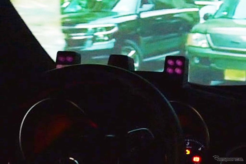 運転席の前には赤外線カメラシステムが備えられ、赤外線であるため、夜間でも問題なく使えるという。