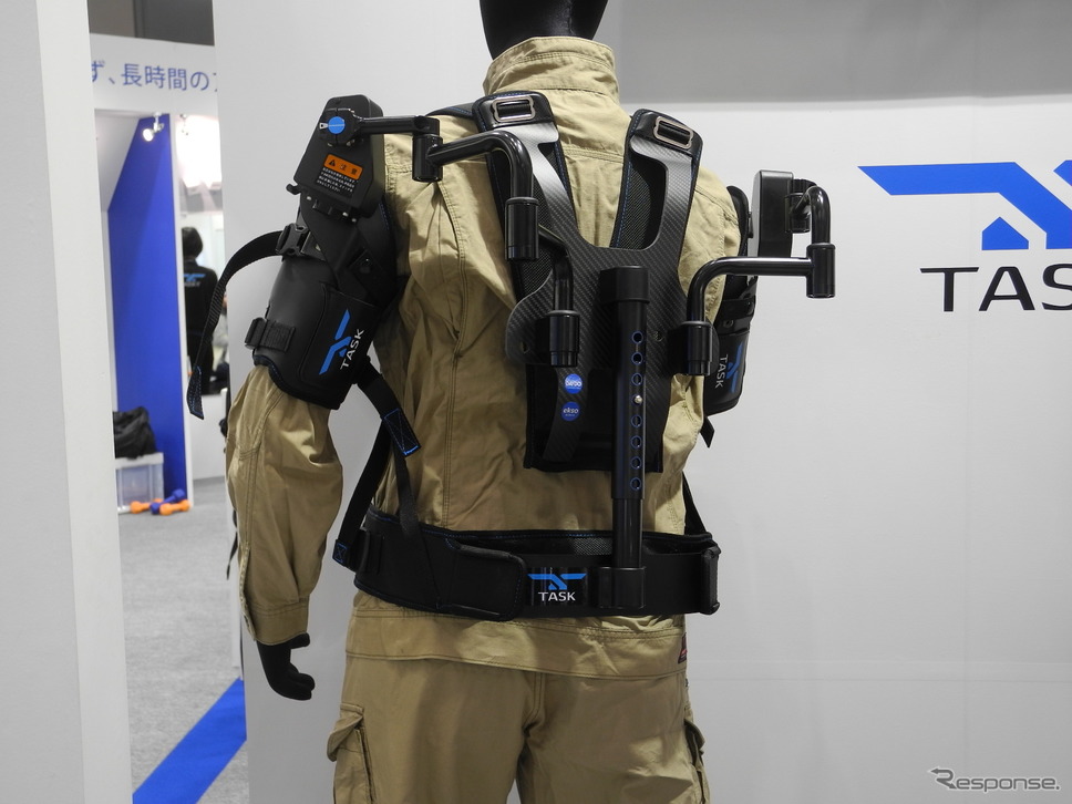ダイドーが1月17日に発売したアシストスーツTASK AR1.0(ロボデックス2019)《撮影 山田清志》