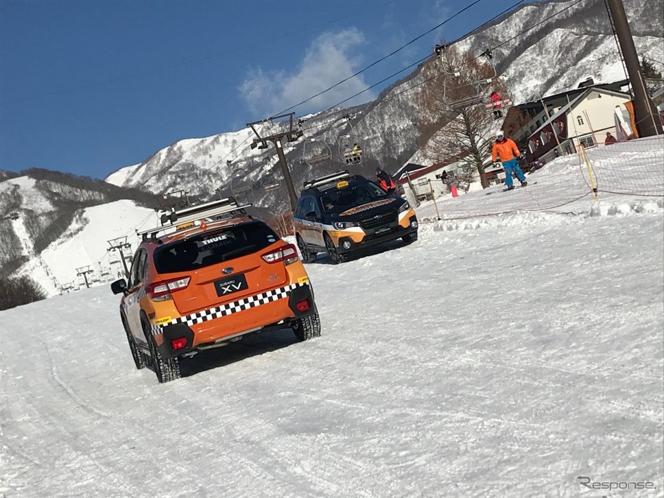 雪山を駆け上るスバル車。リフト代わりにも利用できるが多くの人が往復、スバル車での雪上ドライブを楽しむ。《撮影 中込健太郎》