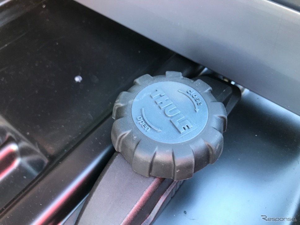 ルーフボックスもたっぷりとした要領で冬だけでなく通年使える便利ツールだ。しかしその脱着はこのボルトを外せば行えるので簡単だ。《撮影 中込健太郎》