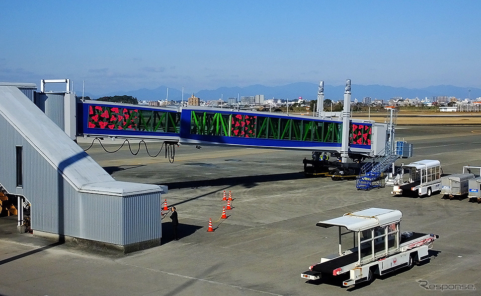 宮崎空港で供用開始した国内初小型機対応ロングPBB旅客搭乗橋(三菱重工交通機器エンジニアリング製)《撮影大野雅人(GazinAirlines)》