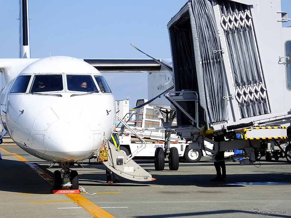 宮崎空港で供用開始した国内初小型機対応ロングPBB旅客搭乗橋(三菱重工交通機器エンジニアリング製)《撮影大野雅人(GazinAirlines)》