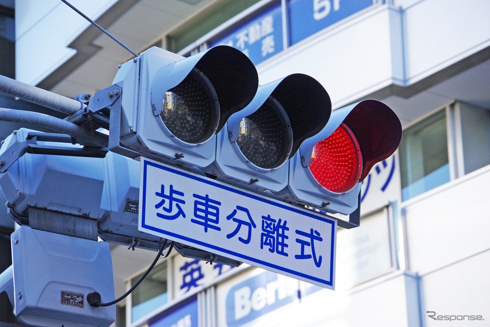 歩行者とクルマの動線がクロスしない「歩車分離信号」《撮影 宮崎壮人》