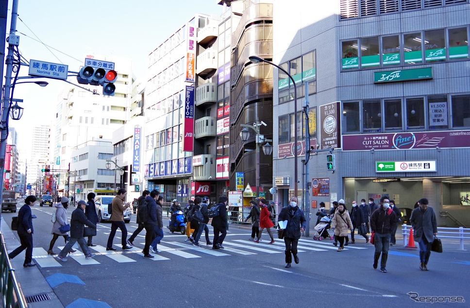「歩車分離信号」が採用されている交差点。歩行者信号が青のときは、クルマが交差点に侵入しない。《撮影 宮崎壮人》