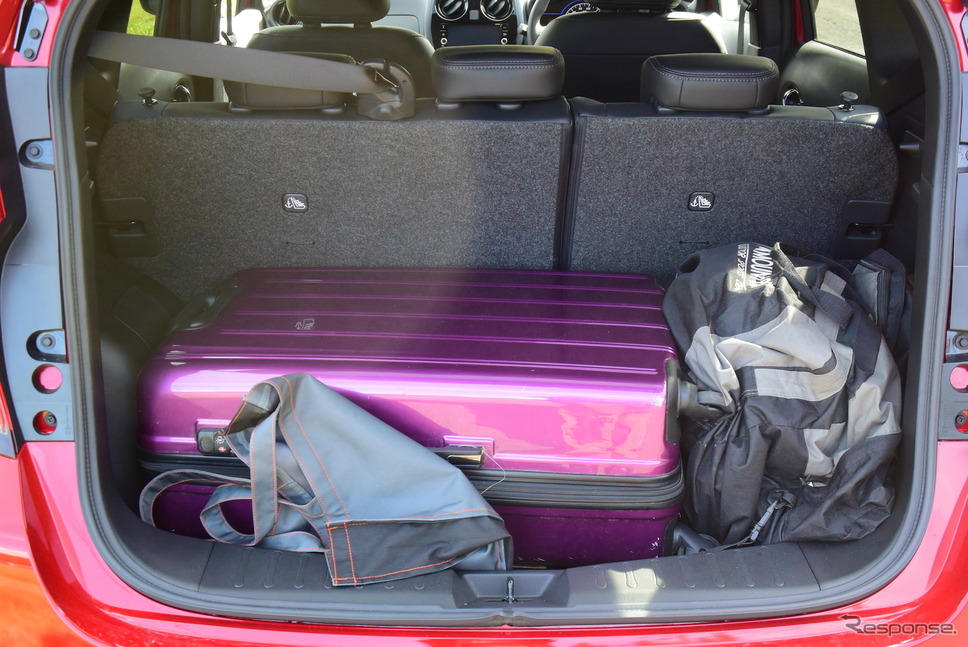 荷室はやや狭い。3名以上で旅をするときはボストンバッグなどを使ったほうが良さそう。《撮影 井元康一郎]》