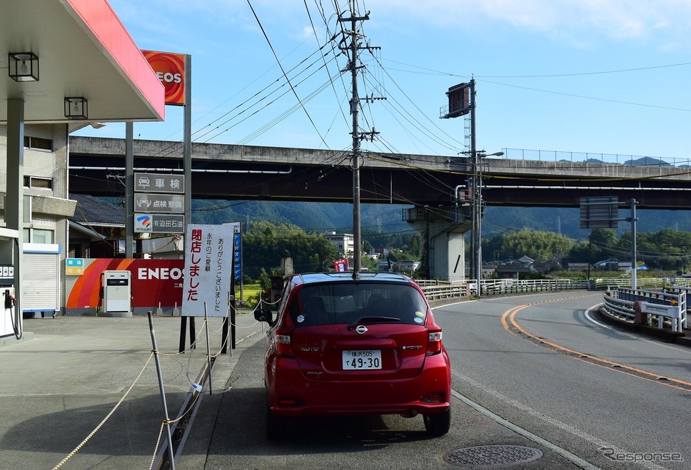 国道3号線旧道を行く。南九州自動車道の開通にともない、すっかりさびれている。《撮影 井元康一郎]》