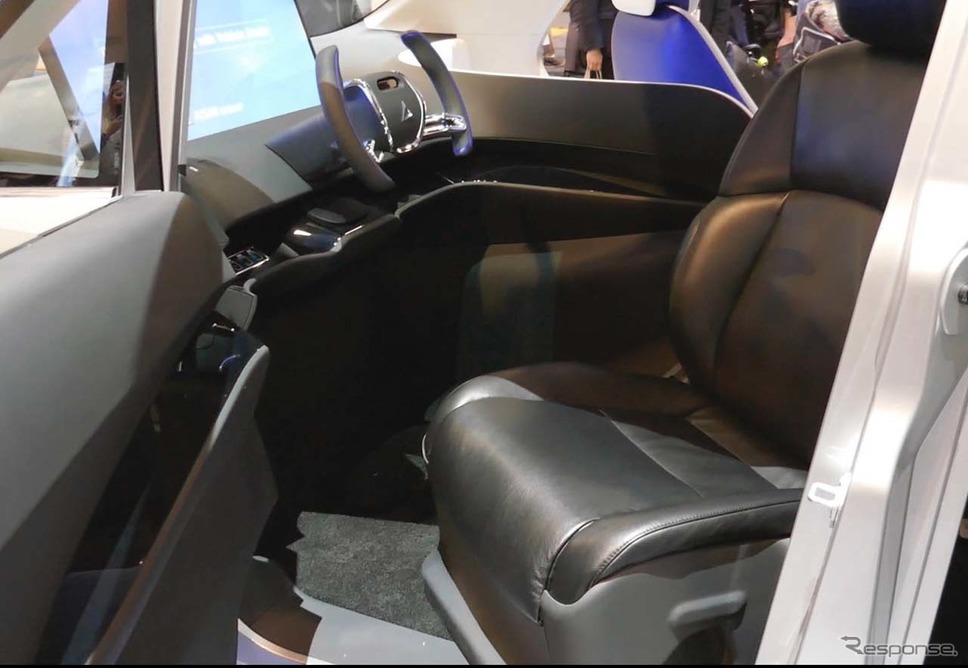「i-mobility TYPE-C」に近づくと、ドアが自動的に開いてシートを乗りやすく回転する“おもてなし”が展開される《撮影 会田肇》