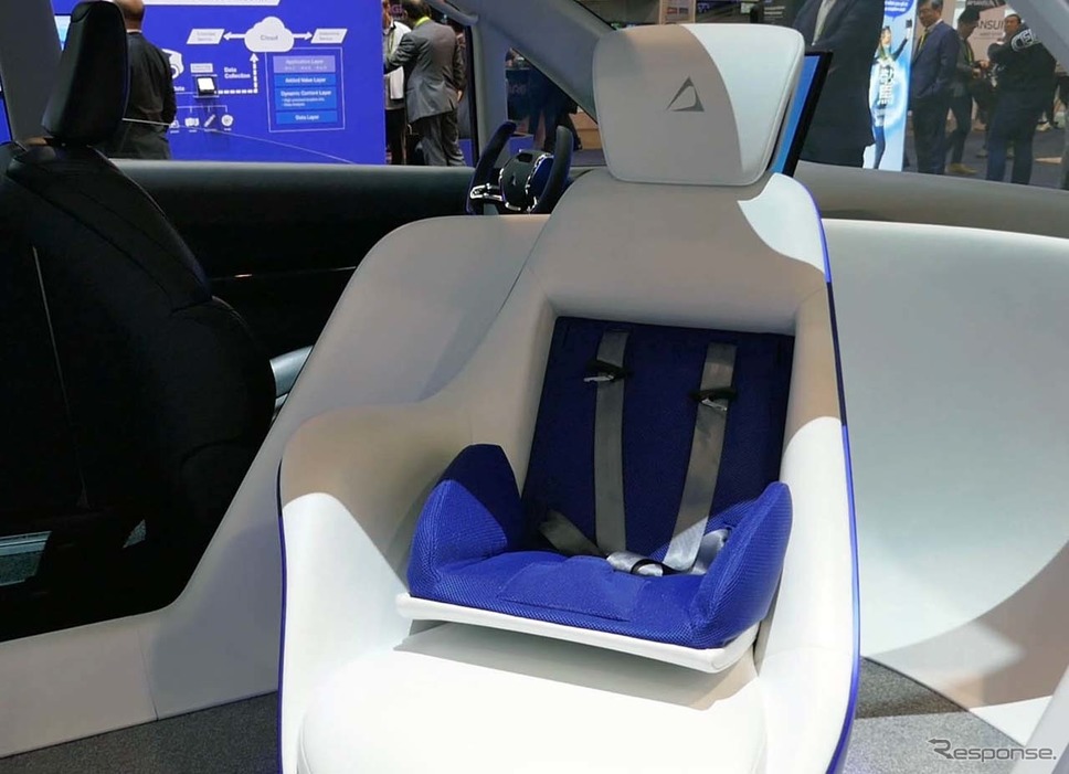 子供が乗車した際には自動的にチャイルドシートが展開される《撮影 会田肇》